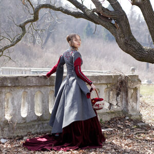 Rabais: Manteau exclusif en laine « Le Petit Chaperon Rouge » | Laine grise | Accents noirs