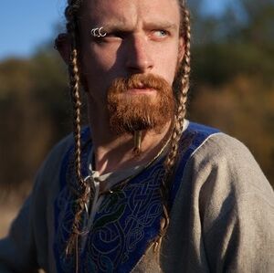 Rabais : Tunique viking brodée en lin « Éric le Jarl »