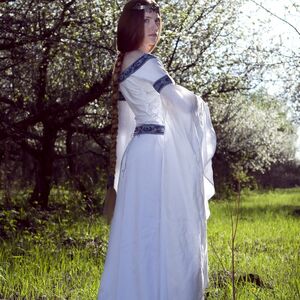 Vue de côté de robe médiévale de mariage fantastique « Cygne blanc » d'ArmStreet