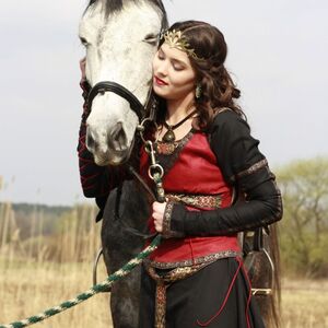 Robe de style médiéval « Chasseresse » avec le gilet corsage-07