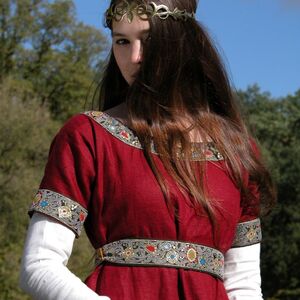 Robe franque médiévale avec robe et châle-08