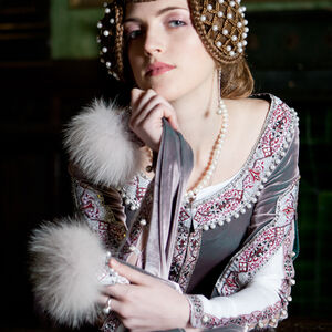 L'encolure « Lady Rowena » robe de velours exclusive médiévale brodée d'ArmStreet