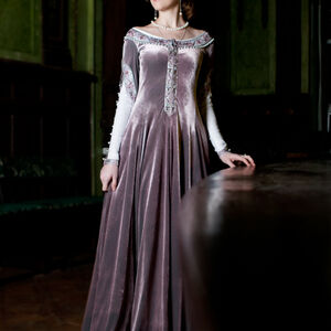 « Lady Rowena » robe de velours exclusive médiévale brodée d'ArmStreet