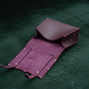 Sac en cuir avec un panneau en laiton émaillé « Ours »