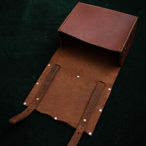 Sac en cuir avec un panneau en laiton émaillé « Ours »