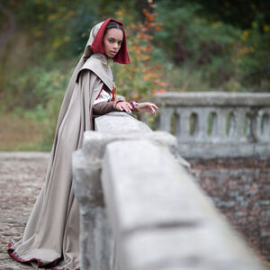 Costume médiéval cape et chaperon « Gardienne des Clés »