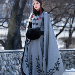 Manteau médiéval fantastique en laine «Reine de la Shamakhan»-03