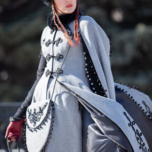 Manteau médiéval fantastique en laine «Reine de la Shamakhan»-05