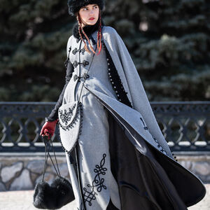 Manteau médiéval fantastique en laine «Reine de la Shamakhan»-08