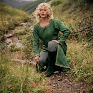 Tunique longue en lin classique du haut Moyen Âge «Les Collines Creuses» XIIIe siècle