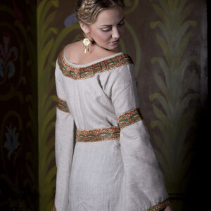 Vue arrière de robe médiévale en lin naturel Anne de Kiev d'ArmStreet
