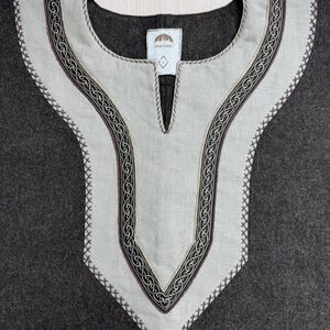 Tunique Viking en laine à manches courtes avec passement, broderies manuelles et accents «Ingvar le Marin»