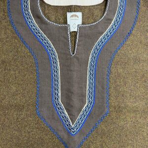 Tunique Viking en laine à manches courtes avec passement, broderies manuelles et accents «Ingvar le Marin»