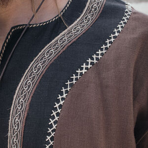 Tunique Viking en lin à manches courtes avec passement, coutures à la main et accents « Ingvar le Marin »