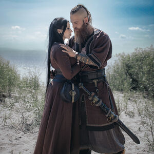 Tunique Viking en lin à manches courtes avec passement, coutures à la main et accents « Ingvar le Marin »