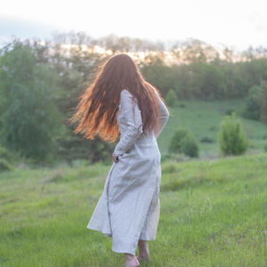 Vente de Surstock de Chemise en lin, sous-vêtement viking « Eydis la Danseuse du printemps »