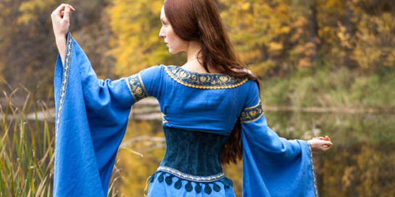 « Dame du Lac » robe de lin médiévale et corset en suède : 2014 collection