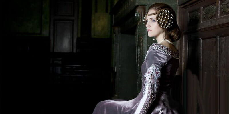 « Lady Rowena » robe de velours exclusive médiévale brodée