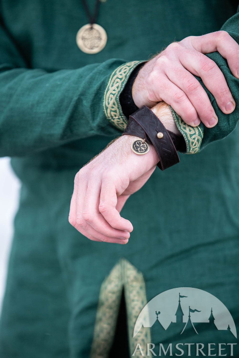 Bracelet en cuir irlandais porte-bonheur avec une monnaie symbolique celte Leprechaun