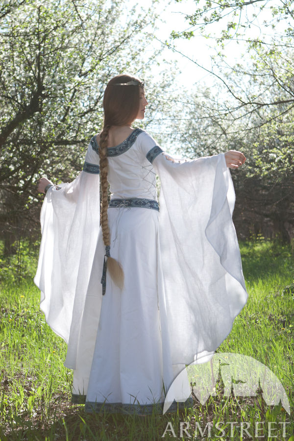 Robe blanche nuptiale exclusive du style médiéval fantastique « Cygne blanc »
