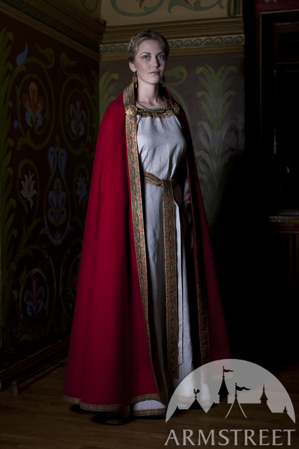 Le manteau magnifique de style médiéval de grande qualité en laine naturelle