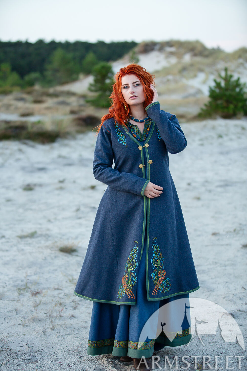 Manteau viking en laine brodée pour femme "Hilda la Hautaine"