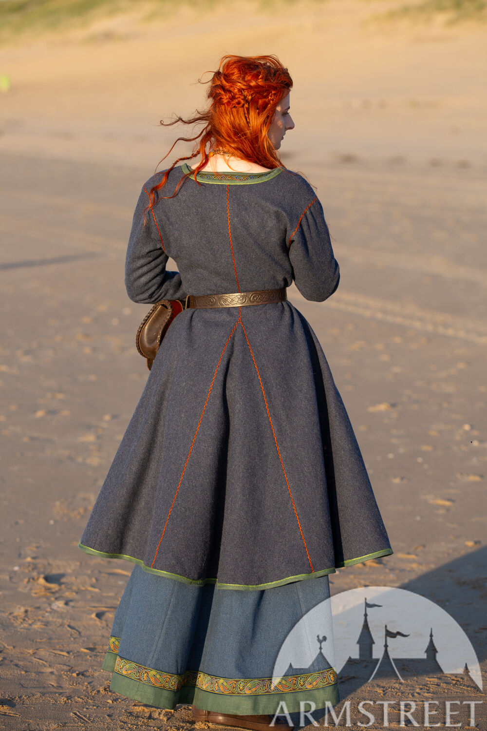 Manteau viking en laine brodée pour femme "Hilda la Hautaine"
