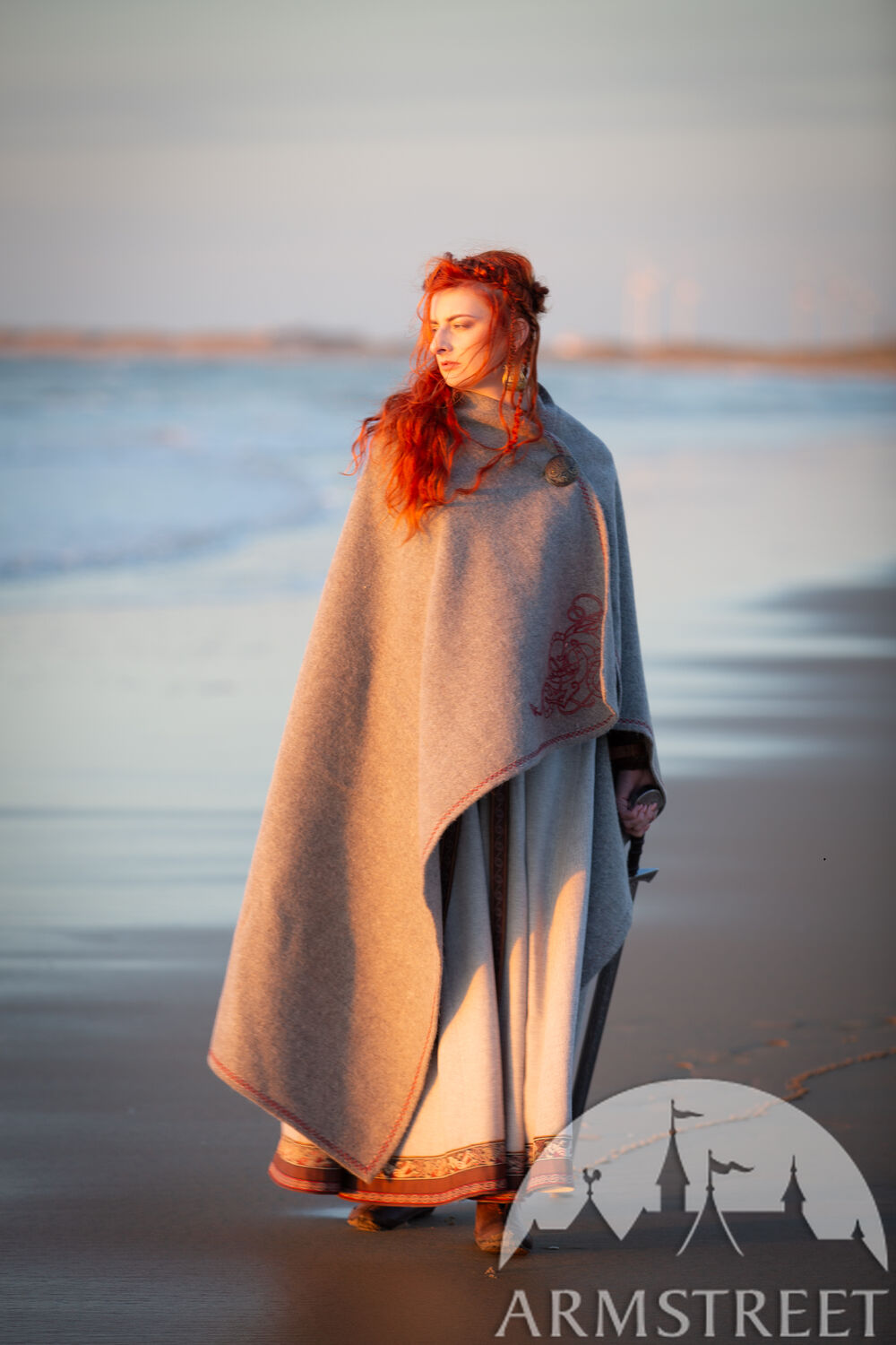 Cape viking en drap de laine pour femme "Hilda la Hautaine"