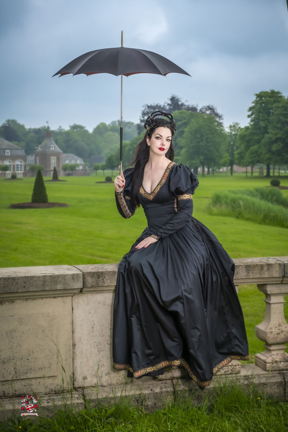 Robe de princesse noble en coton noir avec passement exclusif